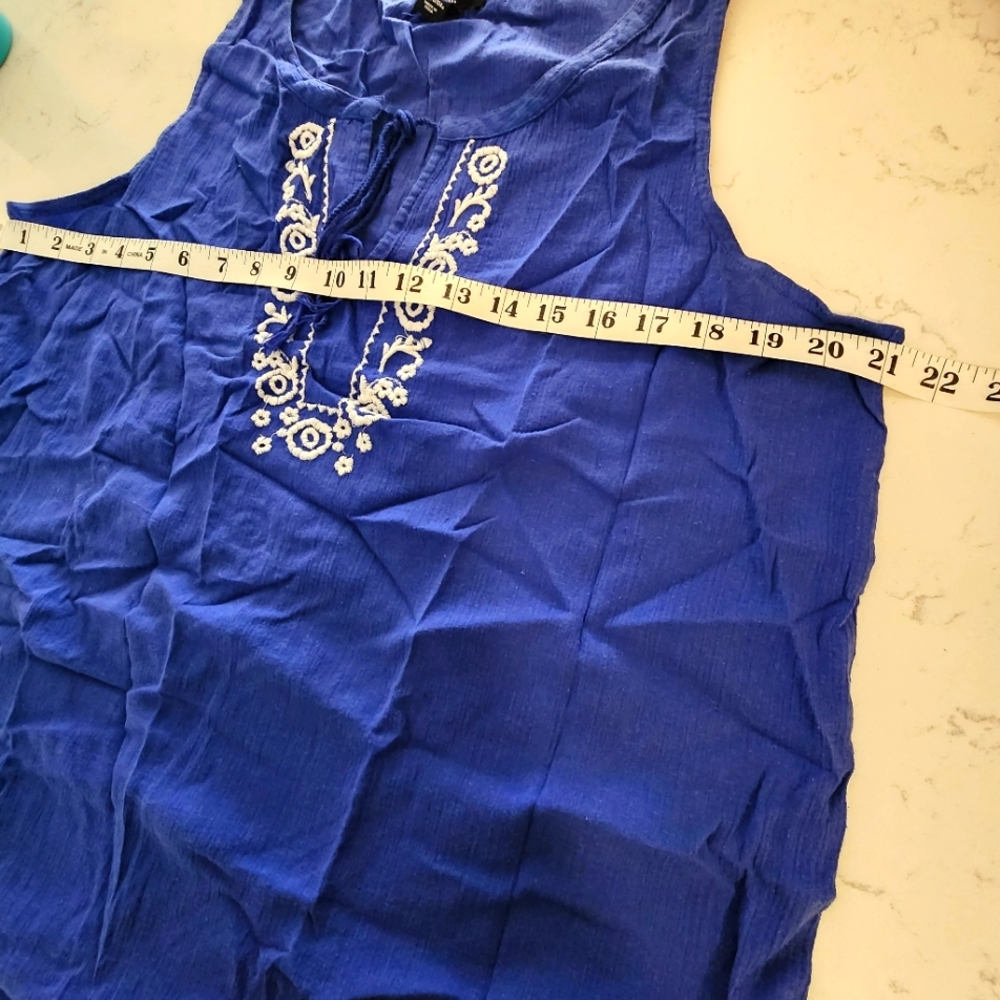 Gap Sleeveless Tank Embroidered Design - Picture 6 of 7